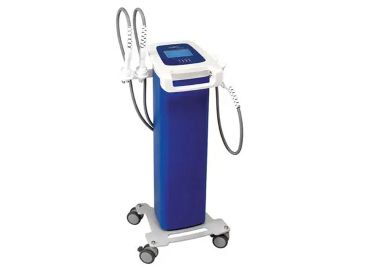 Imagem do equipamento azul e branco, em formato retangular, com quatro rodinhas na base, uma tela no topo e dois pontos para a aplicação.