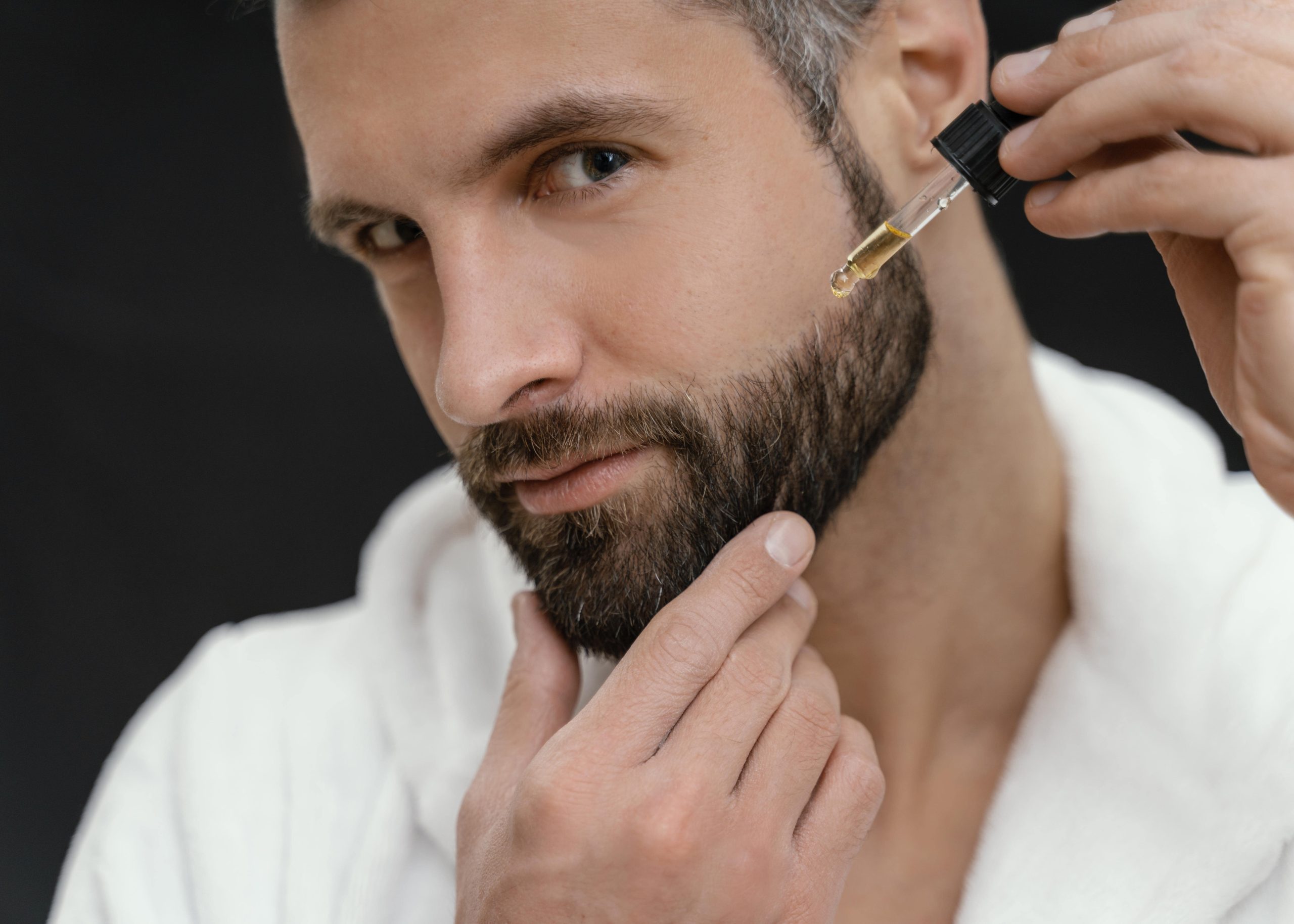 Homem entre 35 e 50 anos, com expressão natural e confiante, representando o autocuidado masculino e bem-estar.