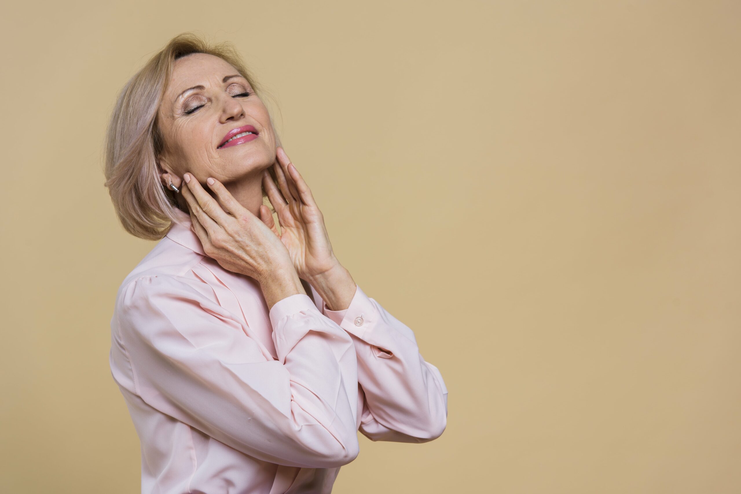 Mulher madura com pele firme e hidratada, representando os cuidados essenciais durante a menopausa.