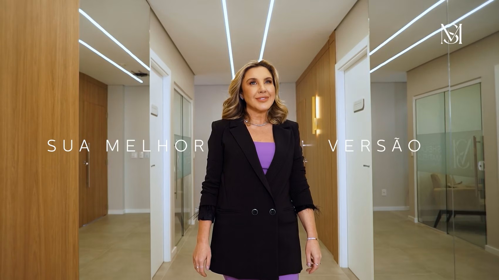 Mulher de preto dentro de uma clínica dermatológica, thumbnail do vídeo